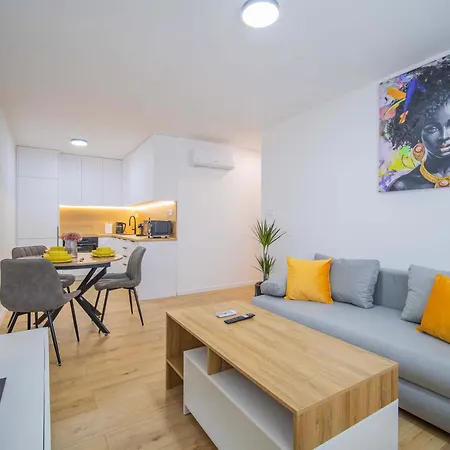 Boutique Living - Yellow Accent Apartment *