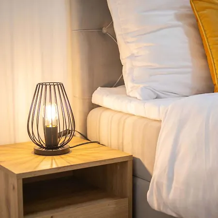 Boutique Living - Yellow Accent * Kassa